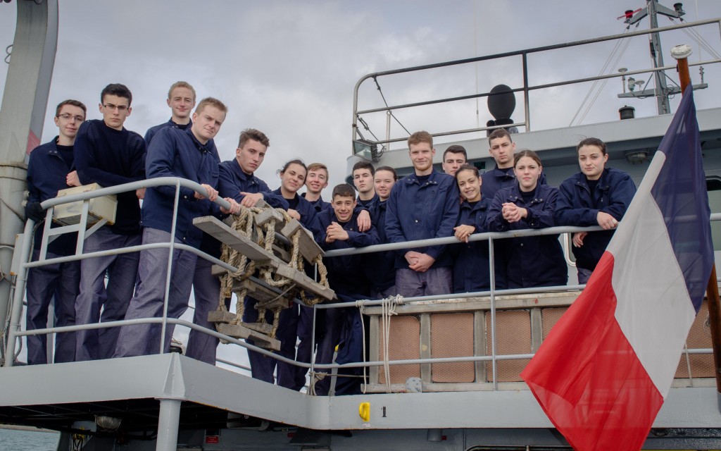 Les jeunes stagiaires des Préparations militaires Marine (PMM) de Rochefort et de Poitiers à bord du BIN Eglantine