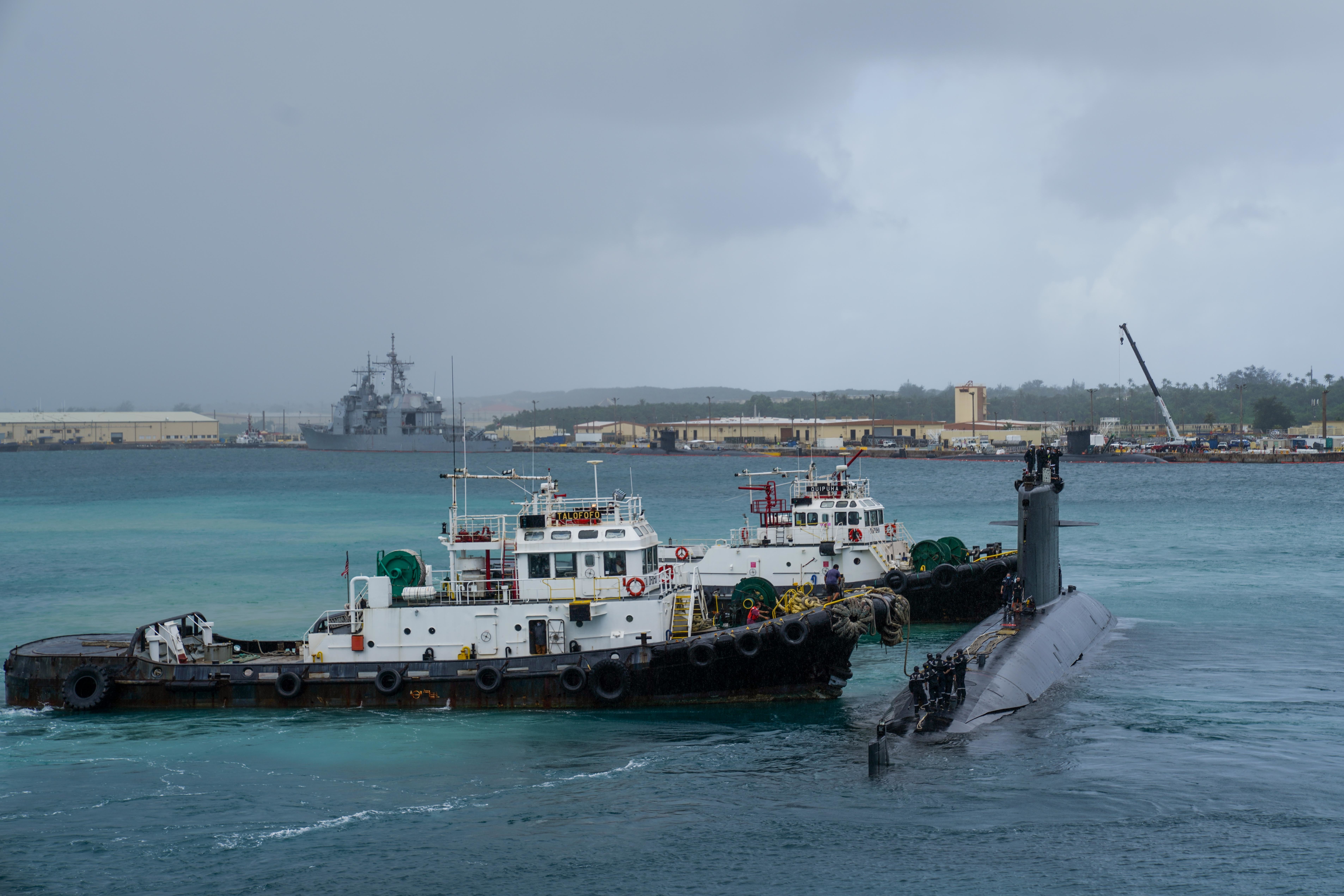 Le sous-marin nucléaire d'attaque Emeraude arrive dans la base navale de Guam
