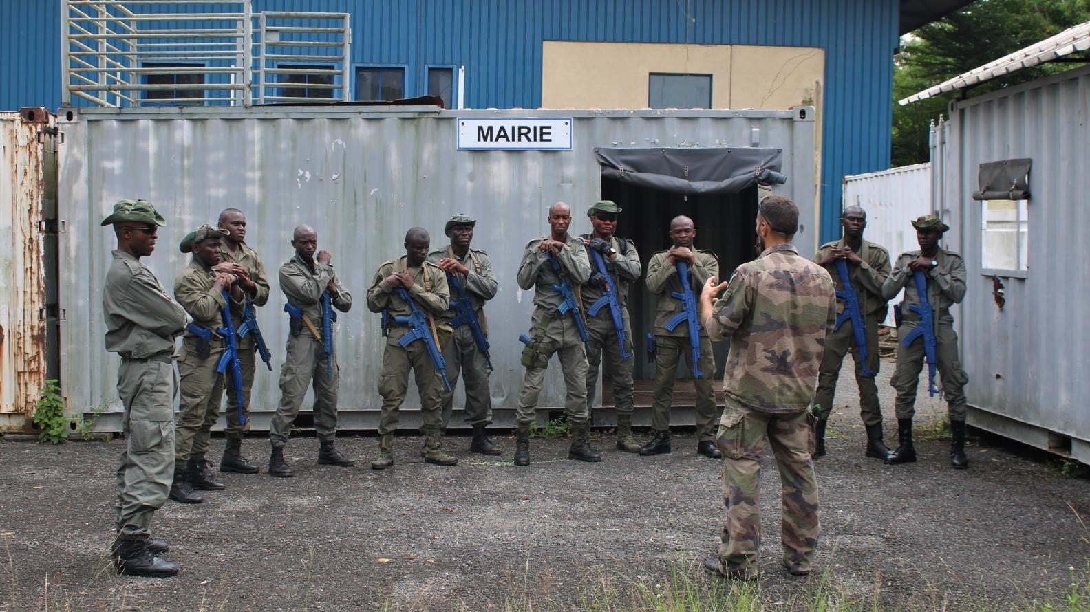 Des fusiliers-marins français aident leurs homologues congolais à se perfectionner au combat en milieu clos