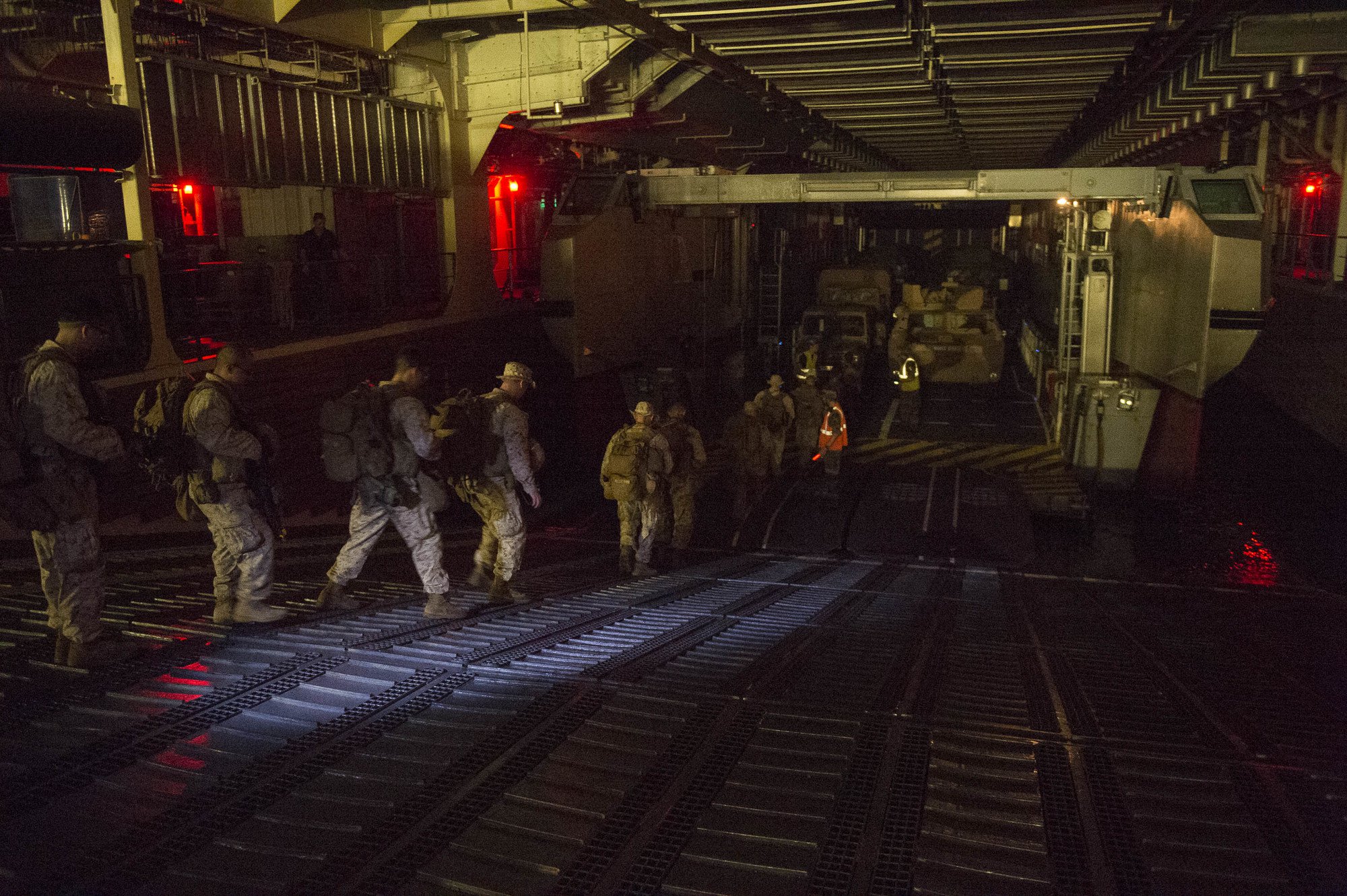 Des militaires américains embarquent dans un EDAR depuis le BPC Mistral