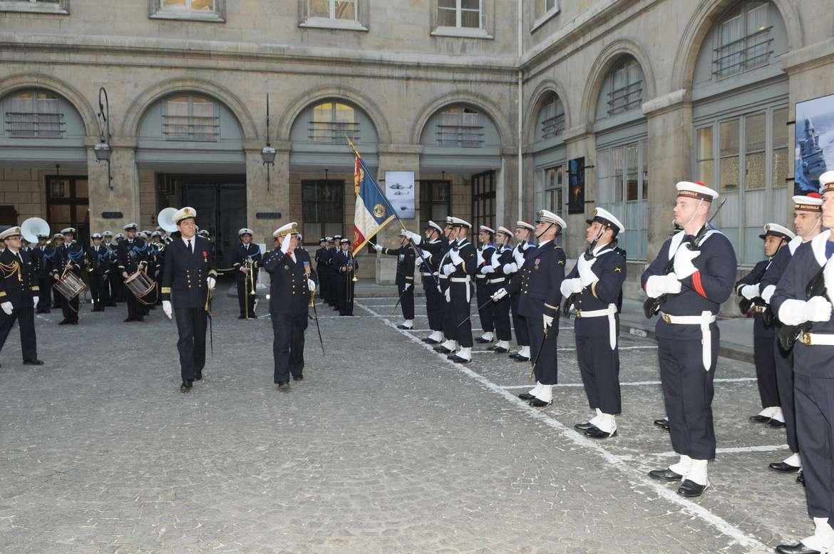 Revue des troupes lors de la remise de décorations par le Chef d'état-major de la Marine
