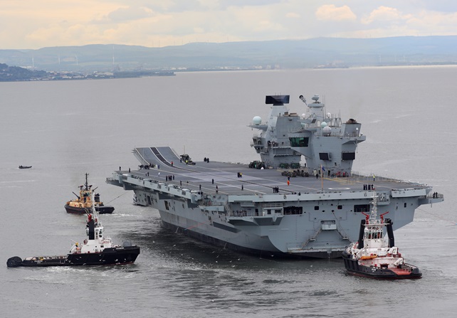 Le porte-avions britannique HMS Queen Elizabeth prend la mer pour la première fois