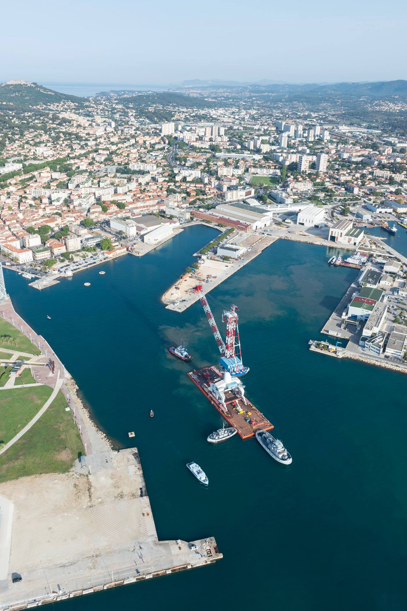 La grue 10B transférée par barge de La Seyne au port militaire de Toulon