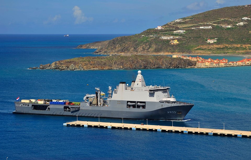 Le bâtiment logistique néerlandais Karel Doorman entre dans le port de Pointe à Pitre en Guadeloupe