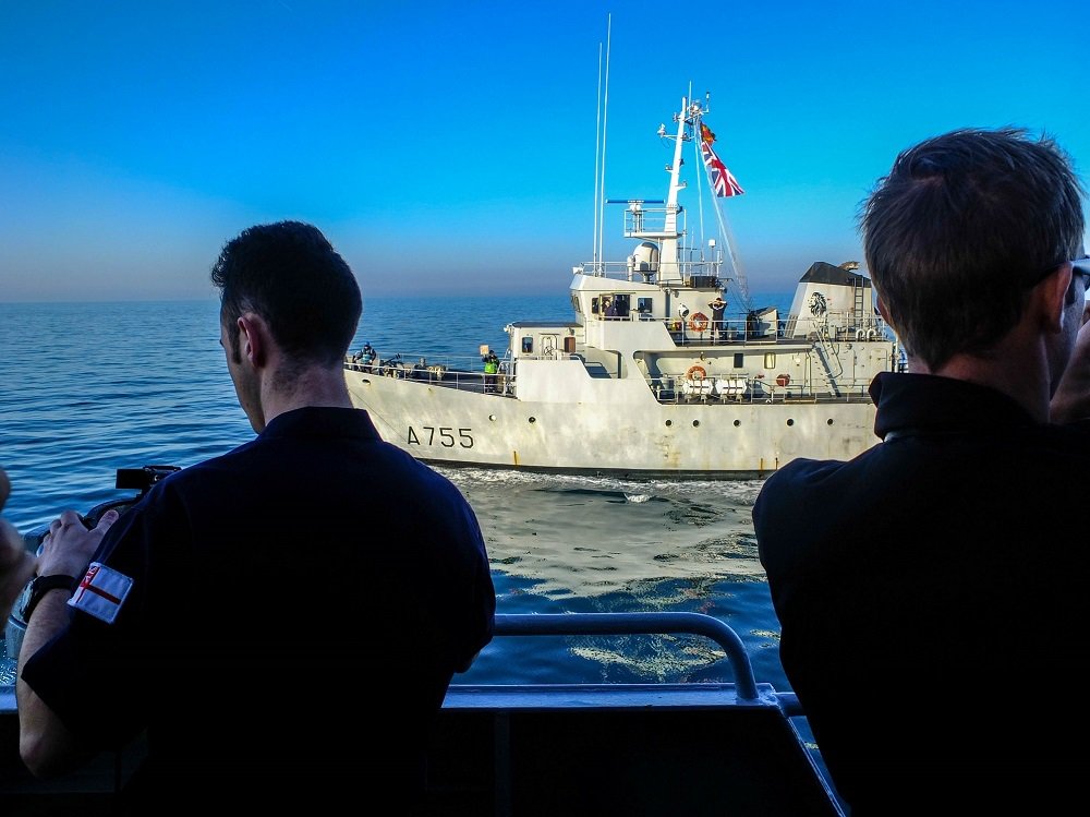 Des élèves du Britannia Royal Naval College à bord des bâtiments-école