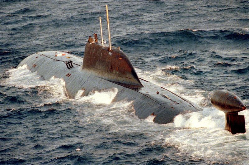 Un sous-marin russe Akula naviguant en mer Baltique