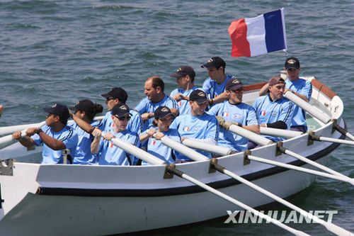 Des marins français participent à la course de Sampan organisée dans le port de Qingdao