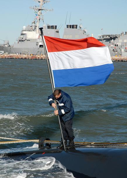 Un sous-marinier du Walrus hisse le pavillon néerlandais après l'accostage
