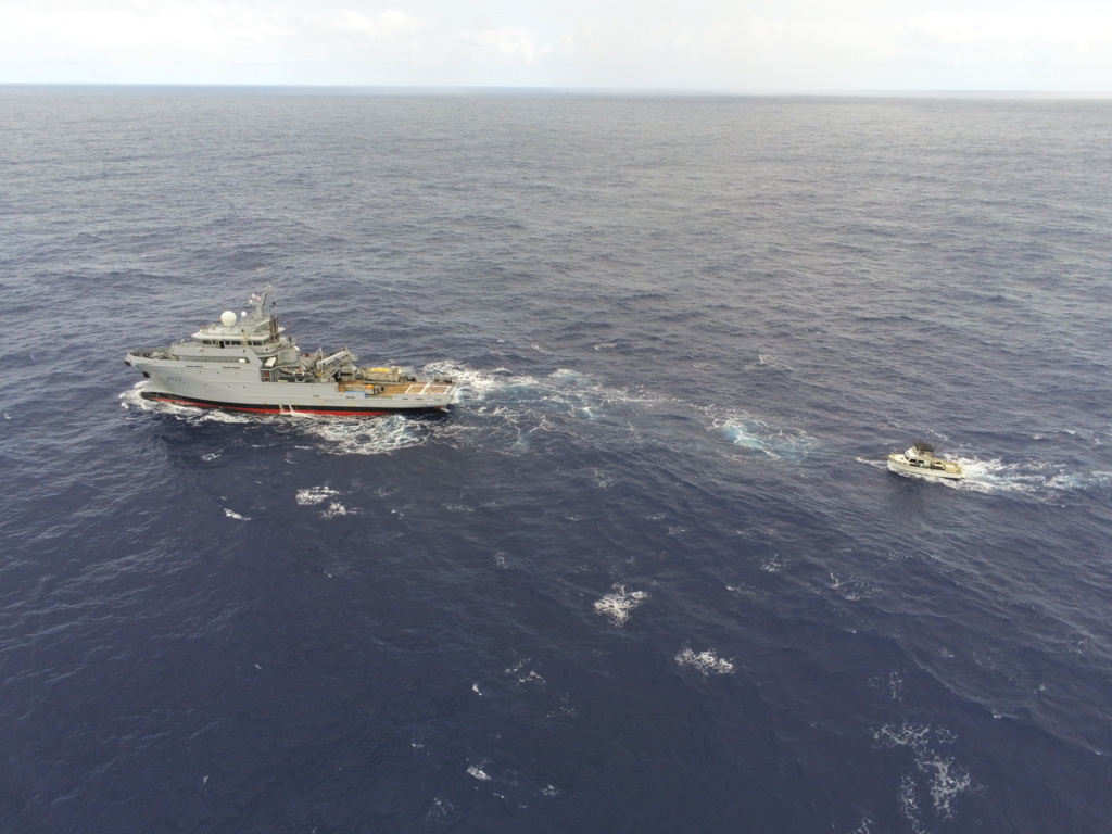 Le Bougainville remorque un navire de pêche à la dérive