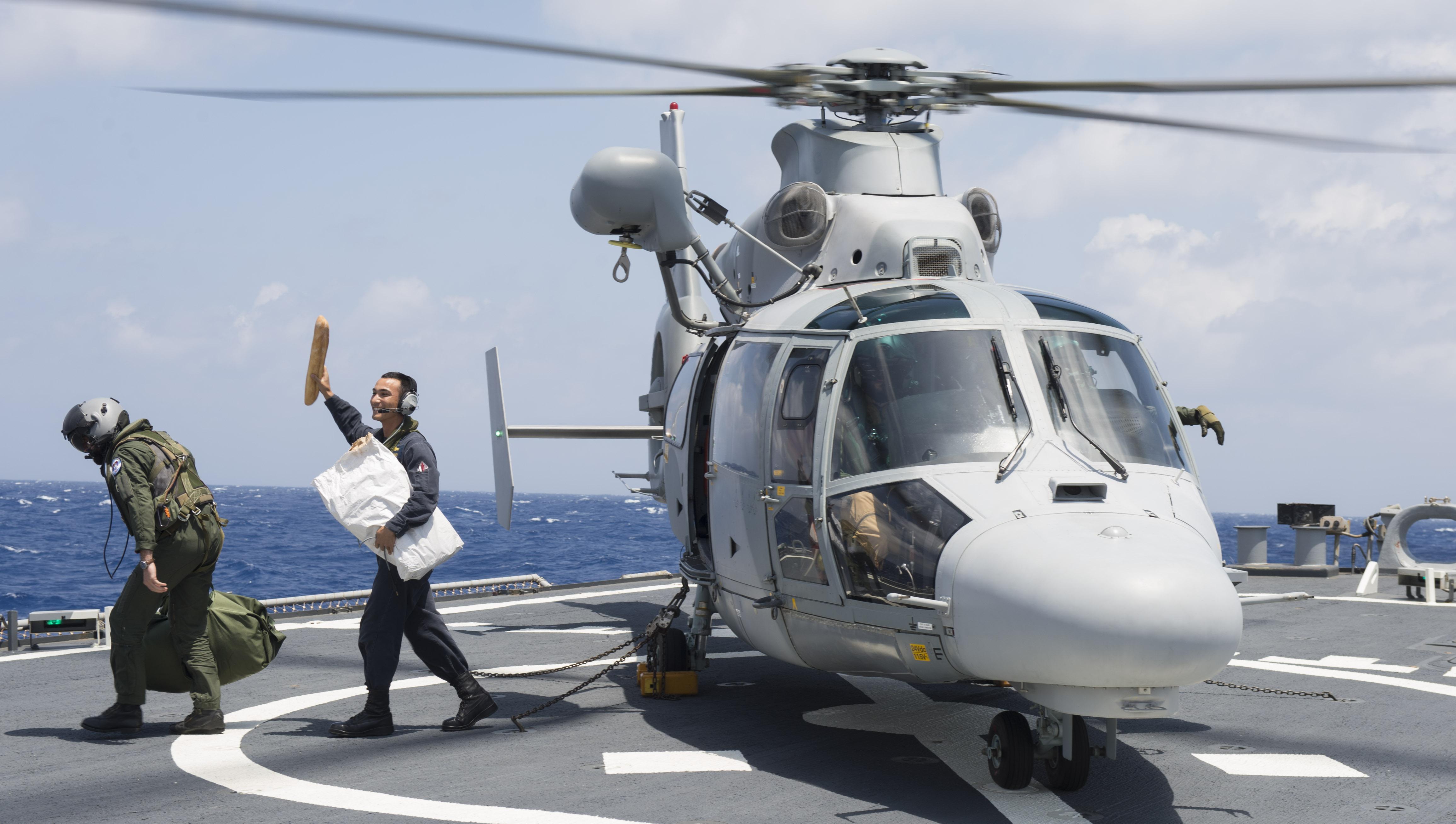 L'hélicoptère Panther de la frégate Jean Bart posé sur le pont de l'USS Ross