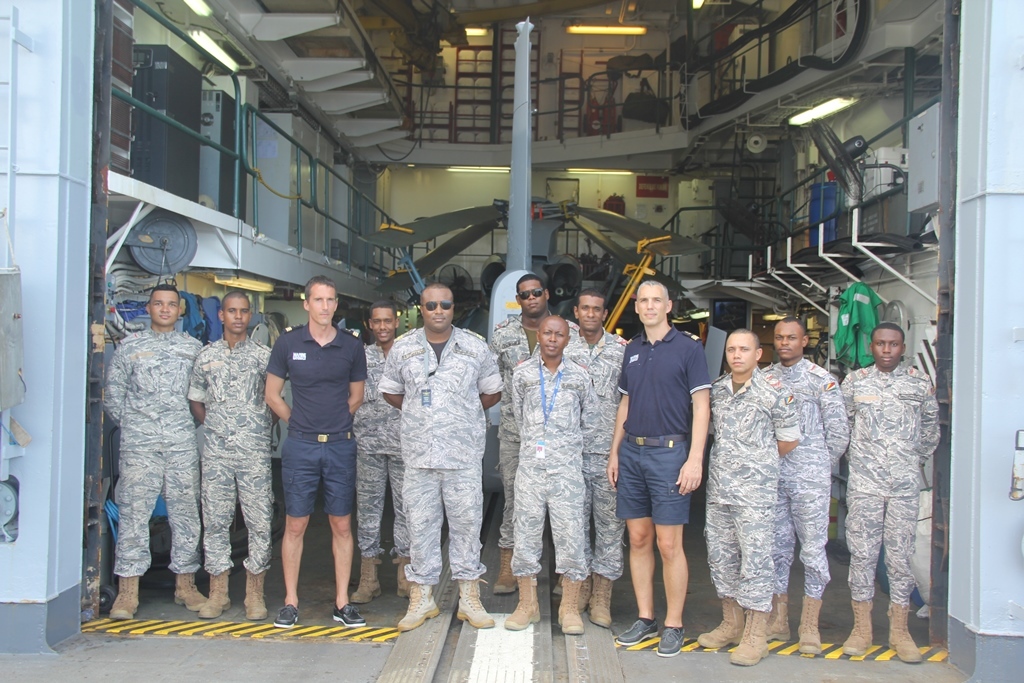 La délégation de dix marins de la Seychelles Air Force à bord de la frégate Floréal
