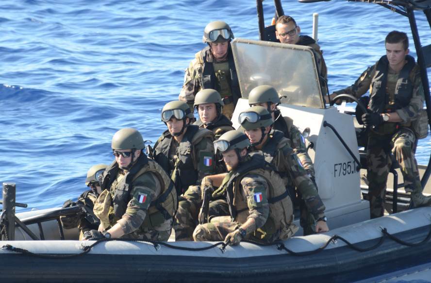 L’équipe de visite du Commandant Ducuing se prépare à conduire un exercice d’interception d’une embarcation de trafiquants
