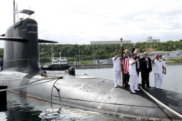 Le ministre français de la défense impressionné par les sous-mariniers malaisiens