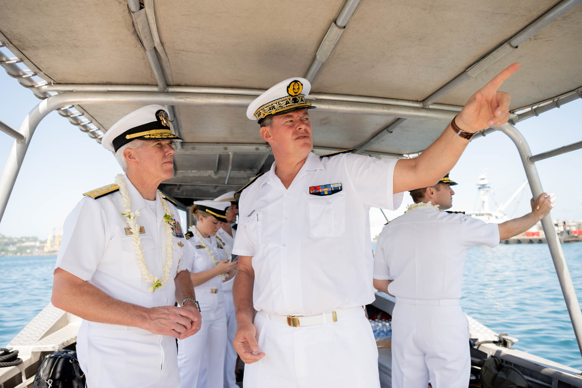 le contre-amiral Geoffroy d’Andigné et le vice-amiral Karl Thomas, commandant de la 7ème flotte des Etats-Unis