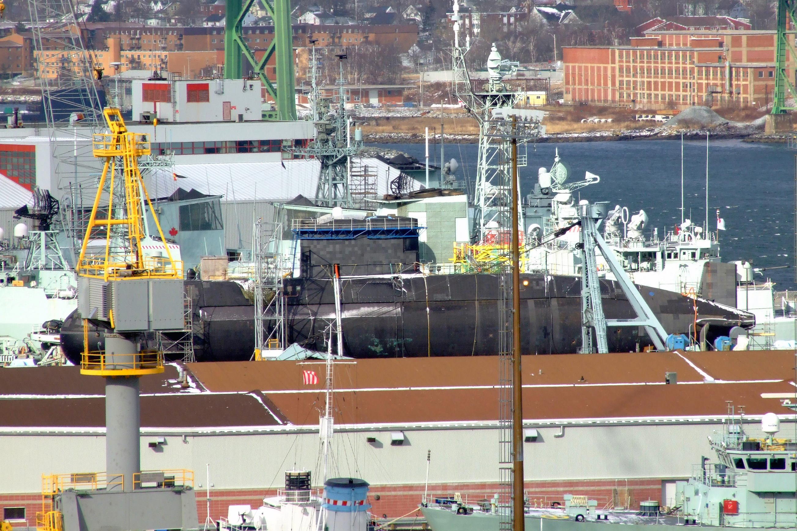 Le sous-marin canadien Chicoutimi en entretien à Halifax