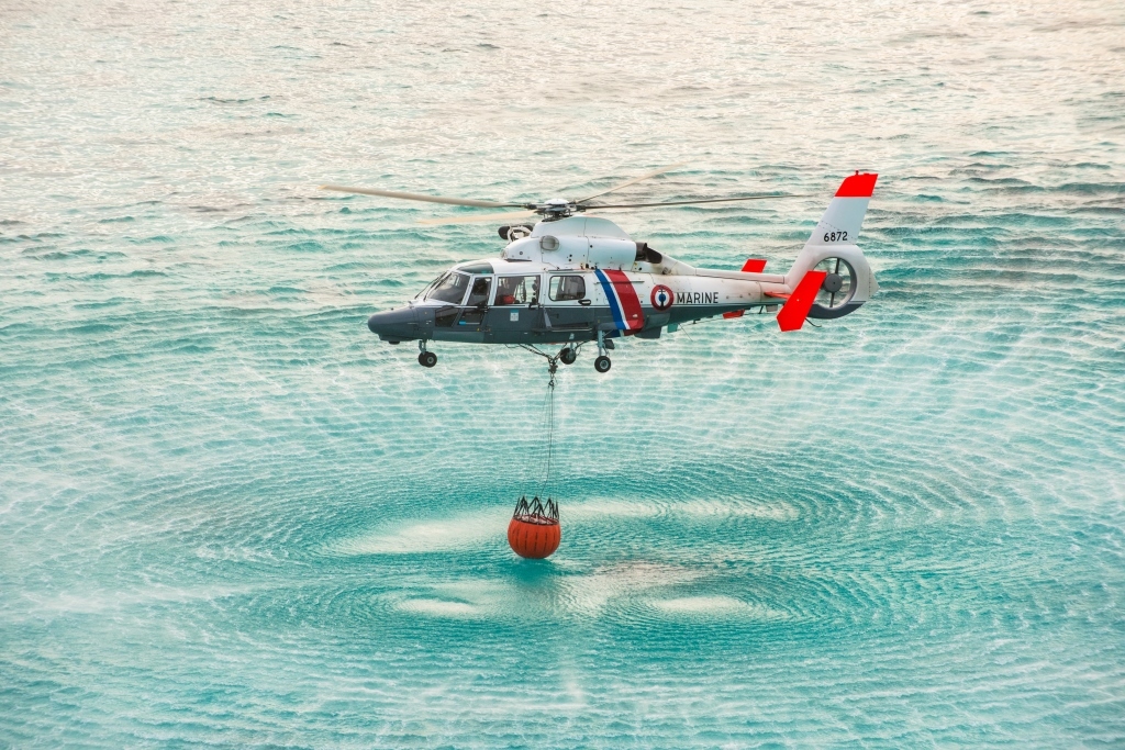 L’hélicoptère Dauphin N3+ du détachement de la flottille 35F lutte contre les incendies à Tahiti