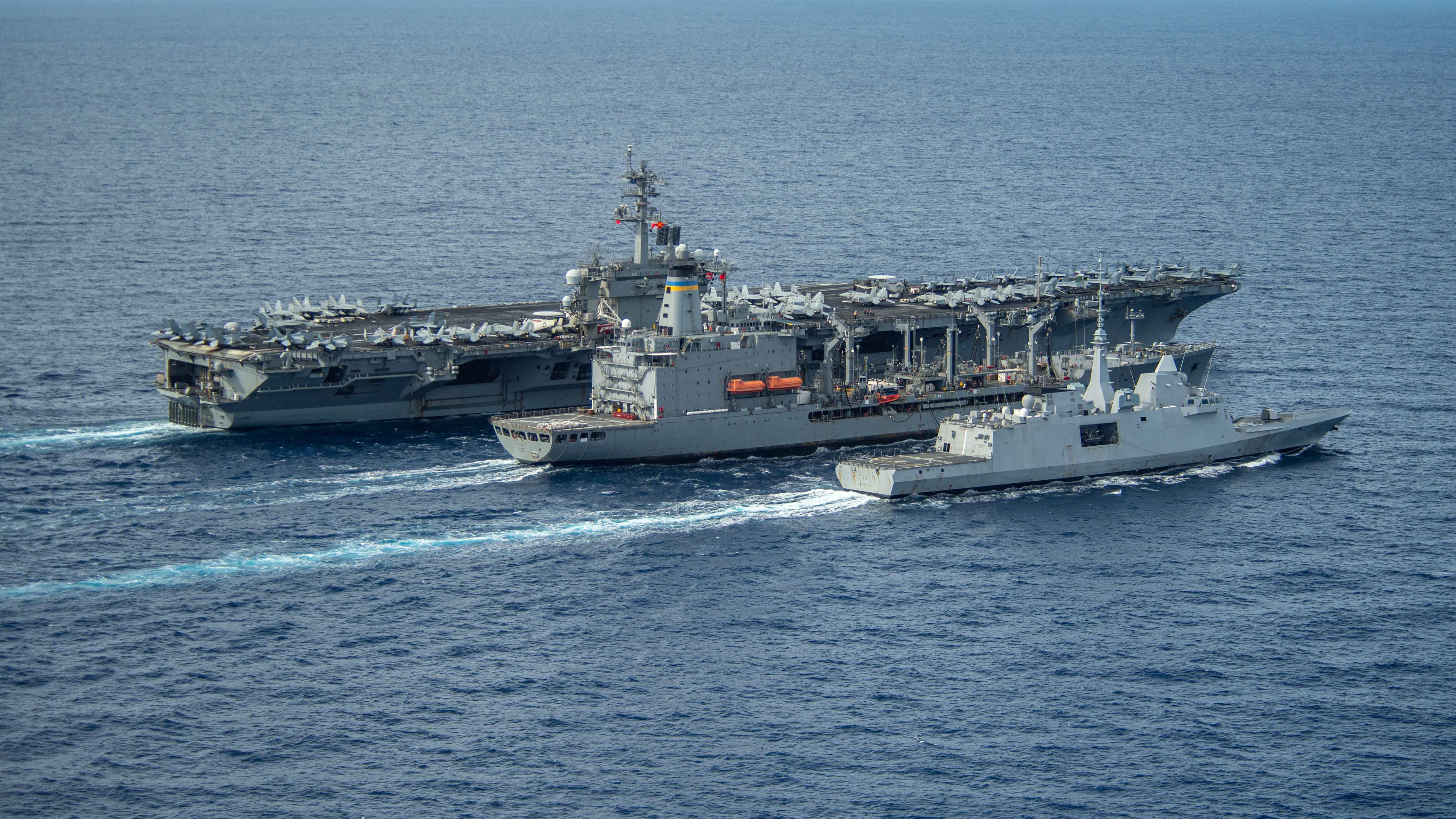 Le porte-avions USS Theodore Roosevelt et la frégate Bretagne se ravitaillent auprès du pétrolier USNS Big Horn