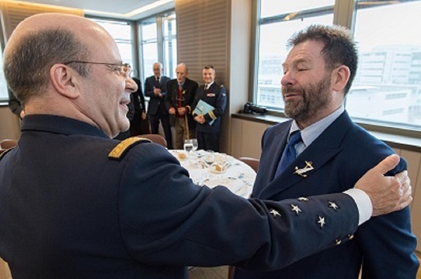 L'amiral Prazuck remet l'insigne d’écrivain de marine à Dominique Lebrun
