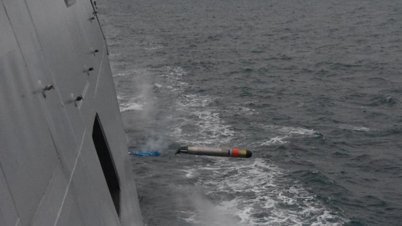 La frégate Bretagne lance une torpille MU90 d’exercice
