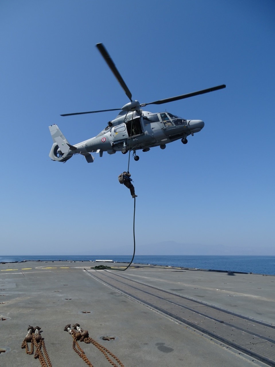 Des fusiliers-marins descendent par corde lisse d'un hélicoptère