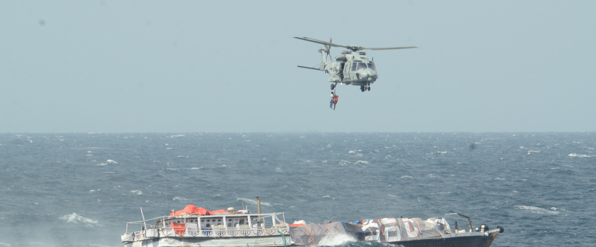 L'hélicoptère du Forbin évacue les marins du Al Shena