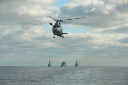 Un hélicoptère Panther se préparant à apponter sur le Guépratte, avec au loin les frégates La Fayette et Aconit et le pétrolier ravitailleur Marne