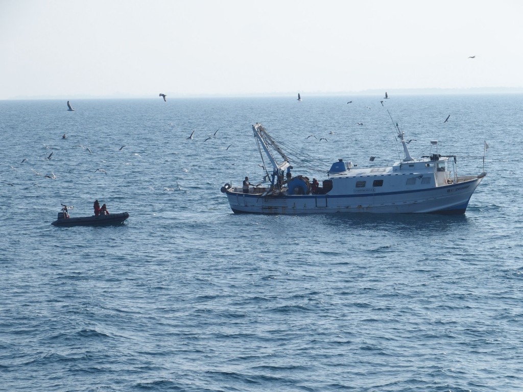 L'équipe de visite du Commandant Ducuing s'apprête à contrôler un bateau de pêche