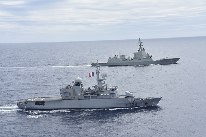 La frégate Vendémiaire et le HMAS Brisbane