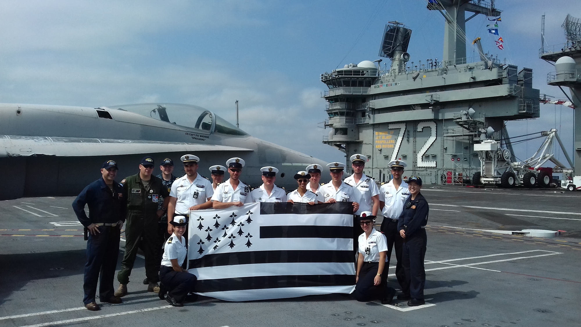 Une délégation de la frégate Bretagne sur le pont du porte-avions USS Abraham Lincoln
