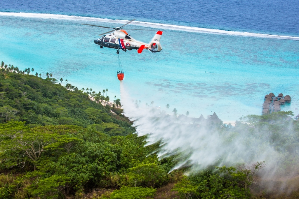 L’hélicoptère Dauphin N3+ du détachement de la flottille 35F lutte contre les incendies à Tahiti