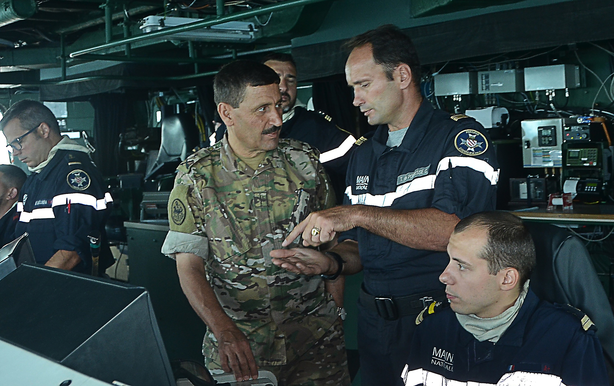 Le contre-amiral Hosni Daher, chef des forces navales libanaises, s'entretient avec le commandant du Chevalier Paul