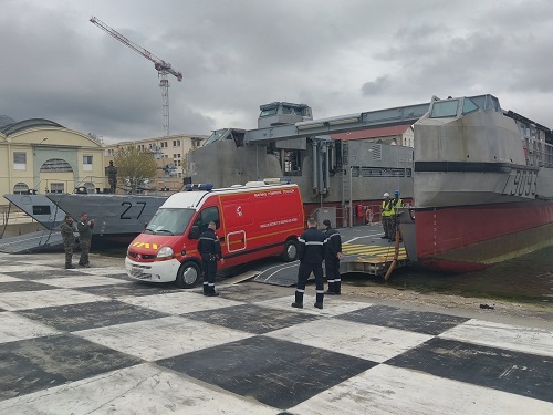 Un véhicule de secours et d’assistance aux victimes (VSAV) des marins-pompiers de Toulon embarque sur un EDAR