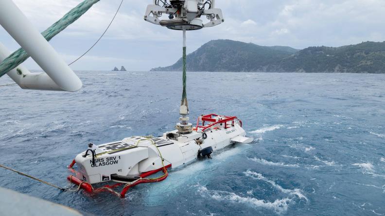 Le « Submarine Rescue Vehicle » s'apprête à plonger