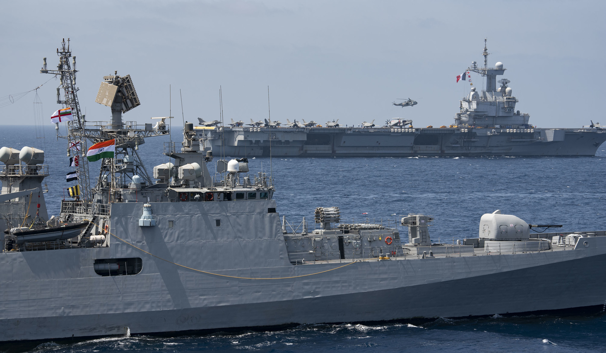 Le destroyer INS Kolkata devant le porte-avions Charles de Gaulle