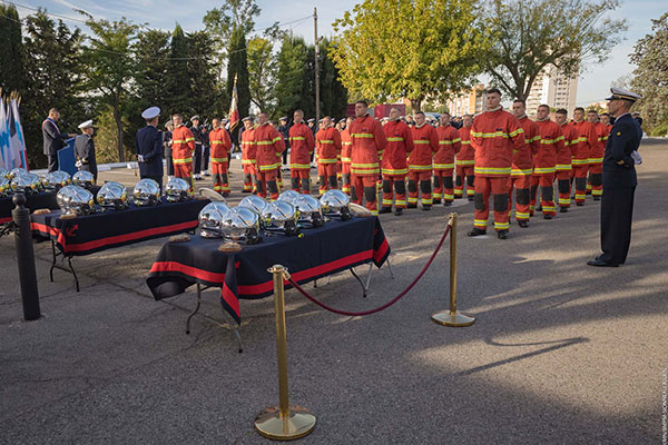 Remise de casques à l’école des marins-pompiers de Marseille
