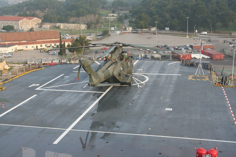 Un hélicoptère Merlin de la Royal Navy sur le pont du Mistral