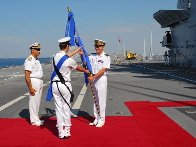 Le drapeau de la NRF est remis à l'amiral Kerignard