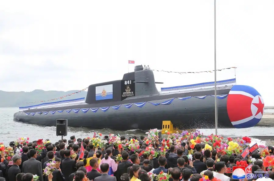 Lancement du sous-marin nord-coréen Hero Kim Gun-ok