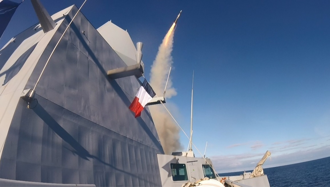 La frégate Provence effectue un tir de missile Aster 15