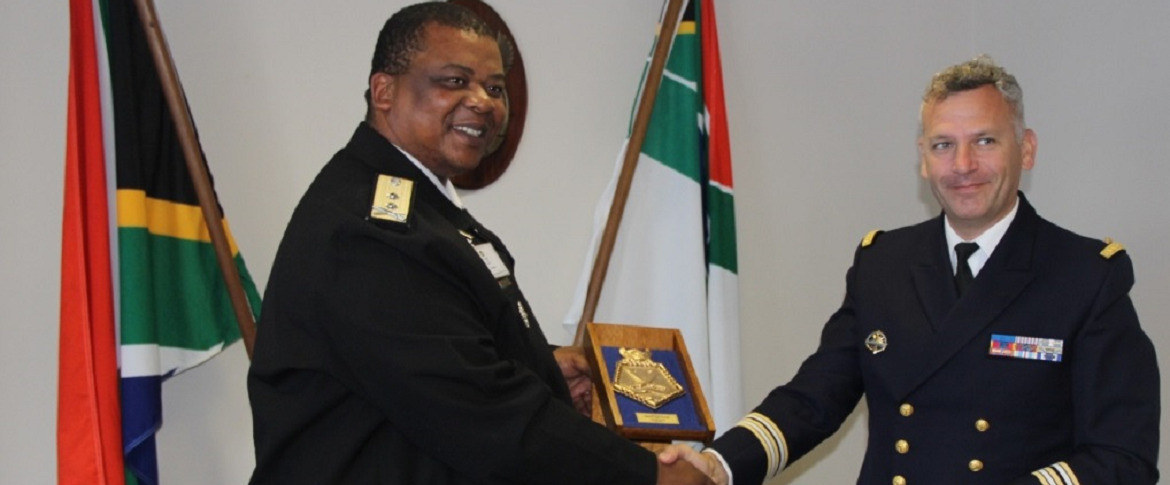 Le commandant du Floréal rencontre le vice-amiral Mhlana, amiral commandant la flotte sud-africaine
