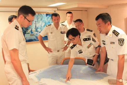 Des officiers chinois du Jinan à bord du Surcouf