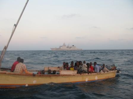 Une frégate néerlandaise secourt 43 personnes abandonnées en mer