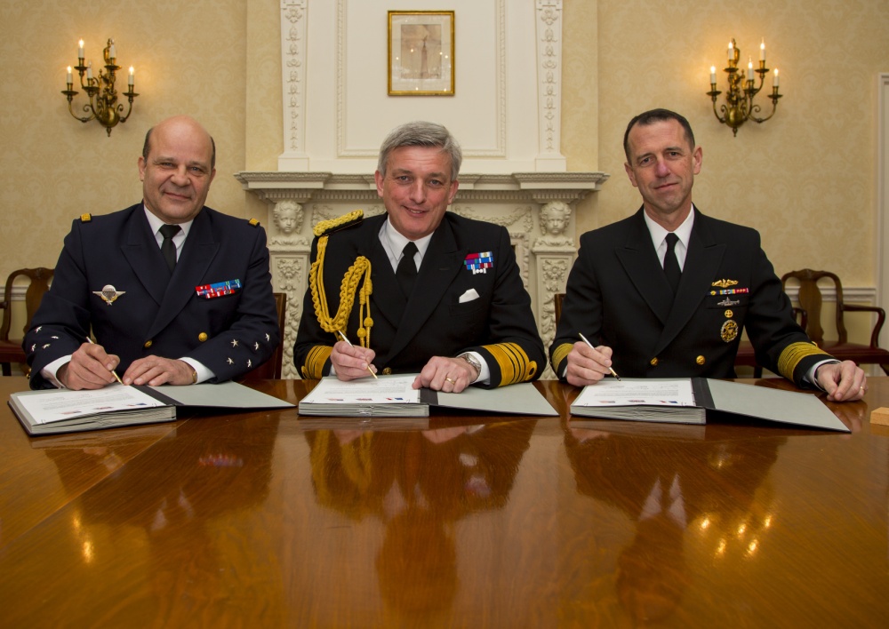 Les chefs d'état-major des marines britannique, française et américaine décident d'augmenter leur coopération dans la lutte anti-sous-marine et les porte-avions