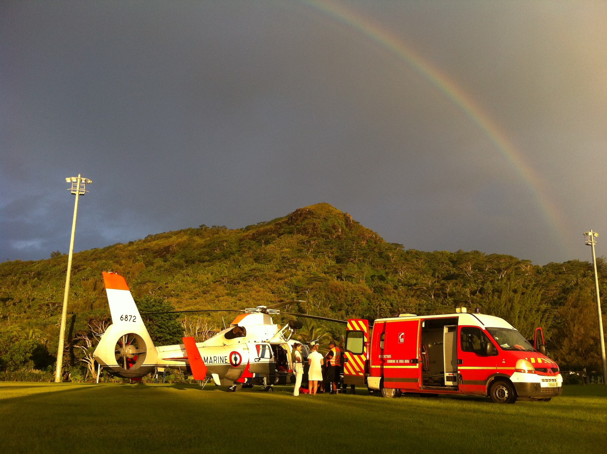 L'hélicoptère Dauphin de la flottille 35F basé à Tahiti procède à une évacuation médicale