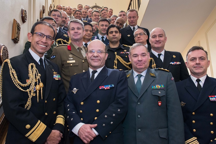 Les attachés navals étrangers entourent le chef d'état-major de la marine