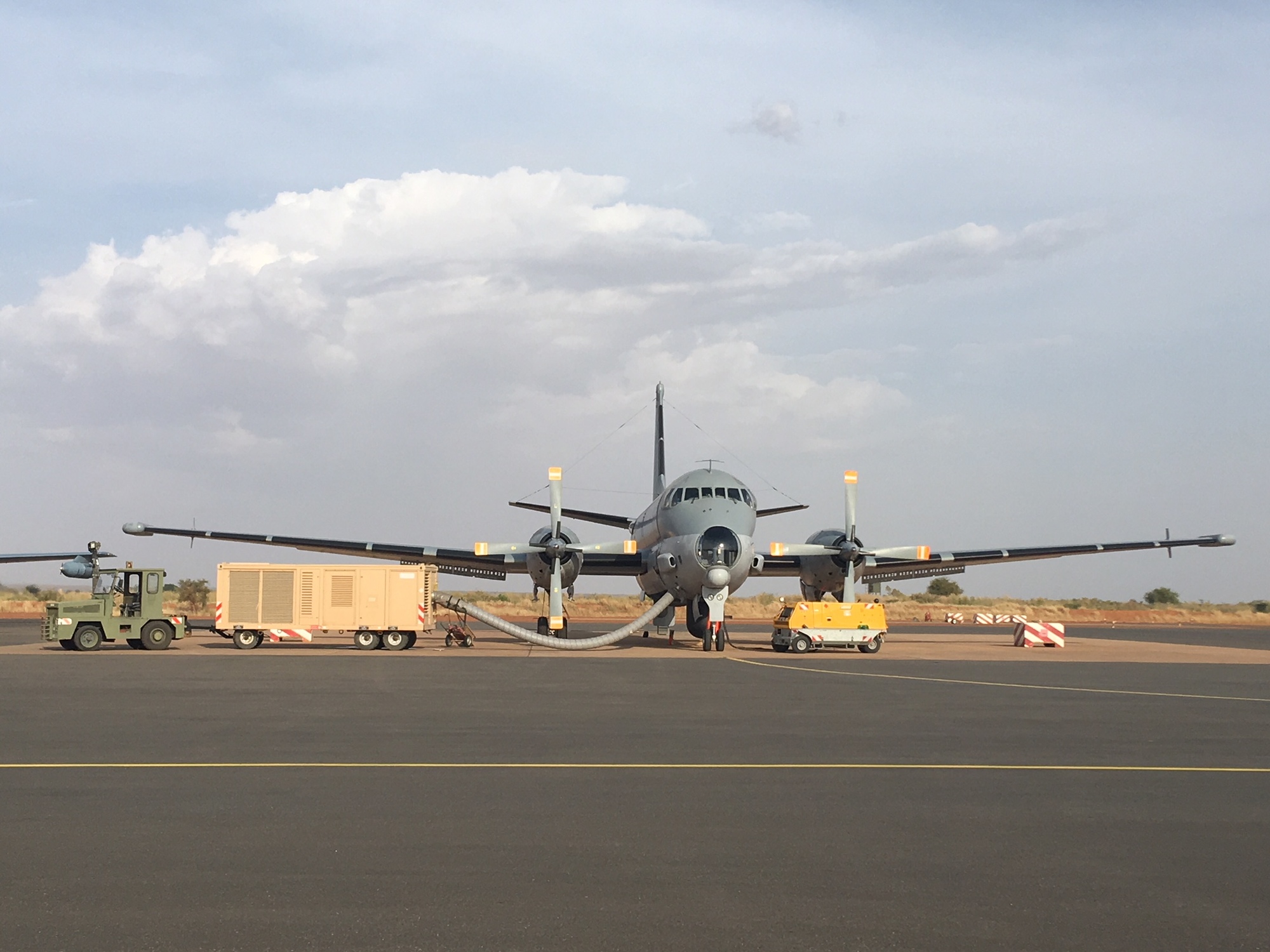 Un avion de patrouille maritime Atlantique 2 sur l'aéroport de Niamey