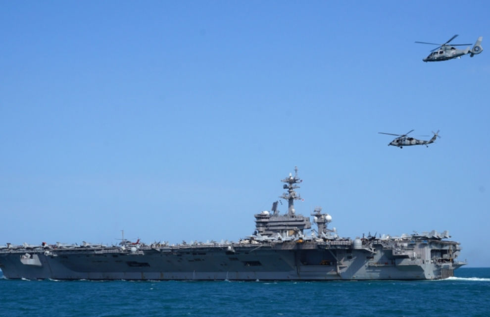 Des hélicoptères de la flottille 36F devant le porte-avions USS Carl Vinson