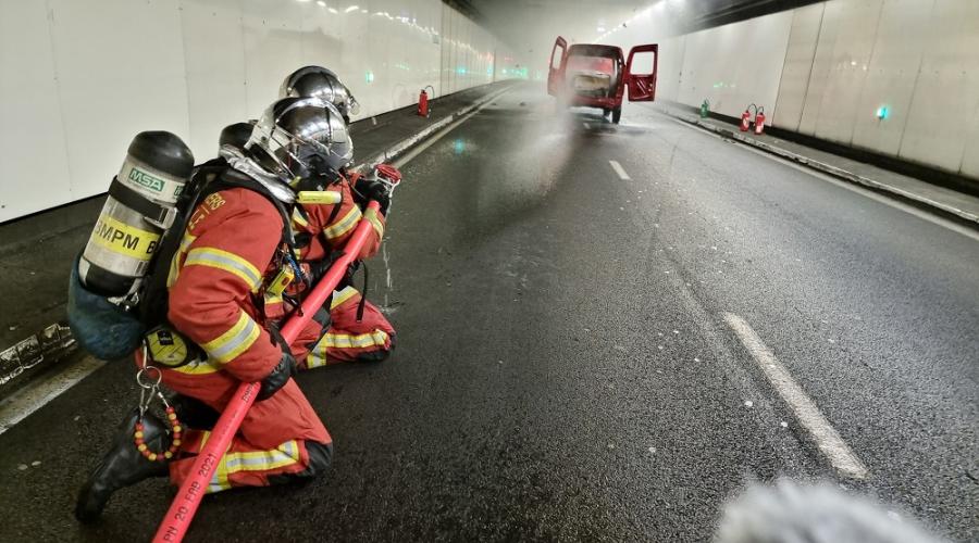 Des marins-pompiers de Marseille interviennent sur un véhicule en feu dans un tunnel