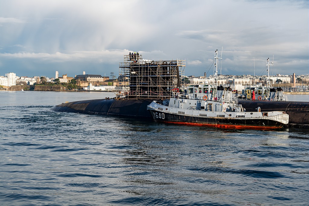 Le sous-marin Le Terrible transféré de l’Ile Longue au bassin 8 de la base navale de Brest