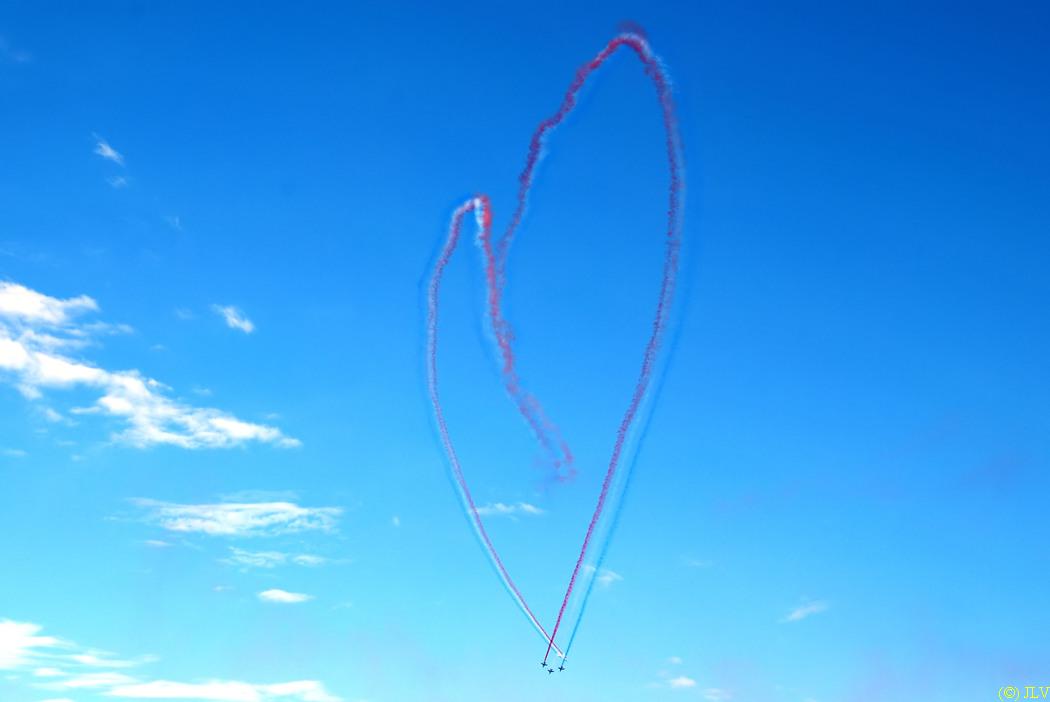 La patrouille de France dessine un coeur dans le ciel